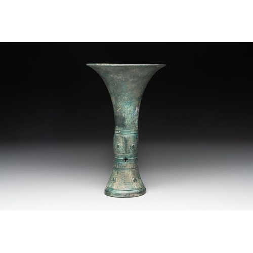 778 - A Chinese archaic bronze ritual wine vessel, 'gu ', ShangH.: 23,5 cm
Weight: 477 grams... 