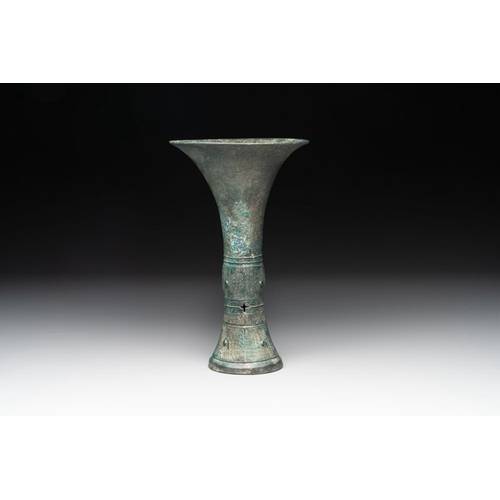 778 - A Chinese archaic bronze ritual wine vessel, 'gu ', ShangH.: 23,5 cm
Weight: 477 grams... 