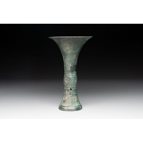 778 - A Chinese archaic bronze ritual wine vessel, 'gu ', ShangH.: 23,5 cm
Weight: 477 grams... 