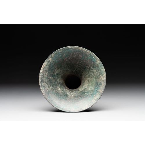 778 - A Chinese archaic bronze ritual wine vessel, 'gu ', ShangH.: 23,5 cm
Weight: 477 grams... 