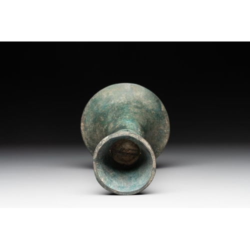 778 - A Chinese archaic bronze ritual wine vessel, 'gu ', ShangH.: 23,5 cm
Weight: 477 grams... 