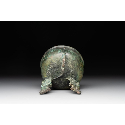 779 - A rare Chinese archaic bronze tripod ritual food vessel, 'ding ', ShangDia.: 13 cm - H.: 15,5 cm
Wei... 