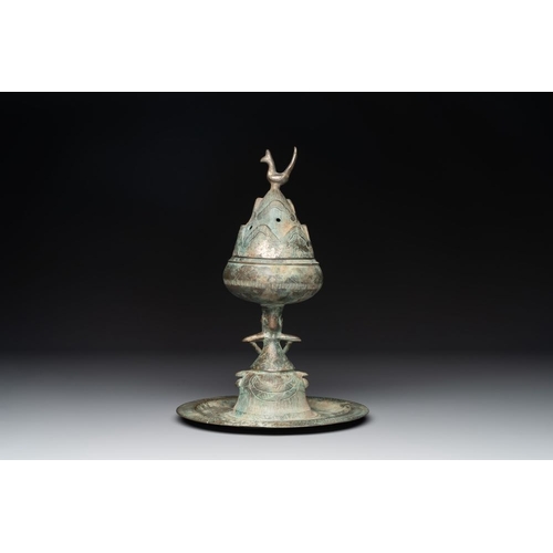 780 - A Chinese bronze 'immortal' 'boshanlu' censer and cover with a tomobako, Western HanH.: 28 cm (incl.... 