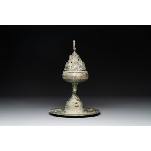 780 - A Chinese bronze 'immortal' 'boshanlu' censer and cover with a tomobako, Western HanH.: 28 cm (incl.... 