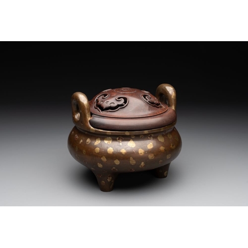 781 - A Chinese gold-splashed bronze censer with wooden cover, Xuande mark, 17/18th C.Dia.: 22 cm - H.: 16... 