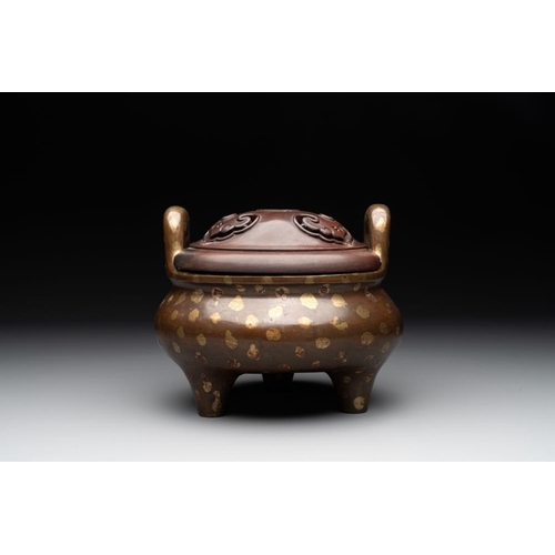 781 - A Chinese gold-splashed bronze censer with wooden cover, Xuande mark, 17/18th C.Dia.: 22 cm - H.: 16... 