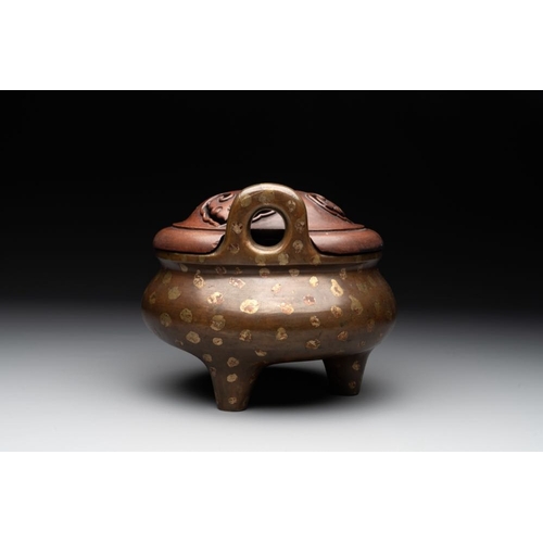 781 - A Chinese gold-splashed bronze censer with wooden cover, Xuande mark, 17/18th C.Dia.: 22 cm - H.: 16... 