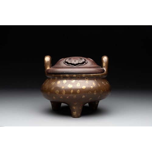 781 - A Chinese gold-splashed bronze censer with wooden cover, Xuande mark, 17/18th C.Dia.: 22 cm - H.: 16... 