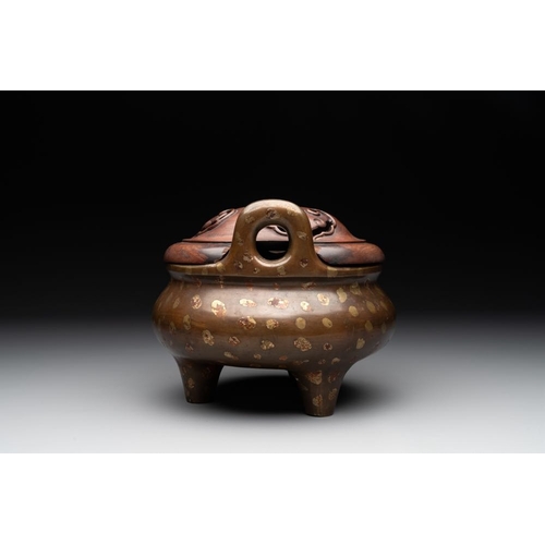 781 - A Chinese gold-splashed bronze censer with wooden cover, Xuande mark, 17/18th C.Dia.: 22 cm - H.: 16... 