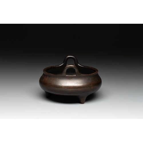 782 - A Chinese bronze tripod censer, Xuande mark, 17/18th C.L.: 12,8 cm - H.: 8 cm
Weight: 697 grams... 