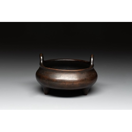 782 - A Chinese bronze tripod censer, Xuande mark, 17/18th C.L.: 12,8 cm - H.: 8 cm
Weight: 697 grams... 