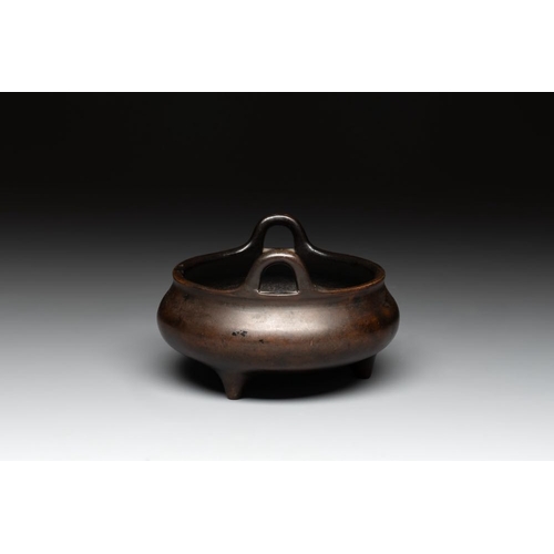 782 - A Chinese bronze tripod censer, Xuande mark, 17/18th C.L.: 12,8 cm - H.: 8 cm
Weight: 697 grams... 