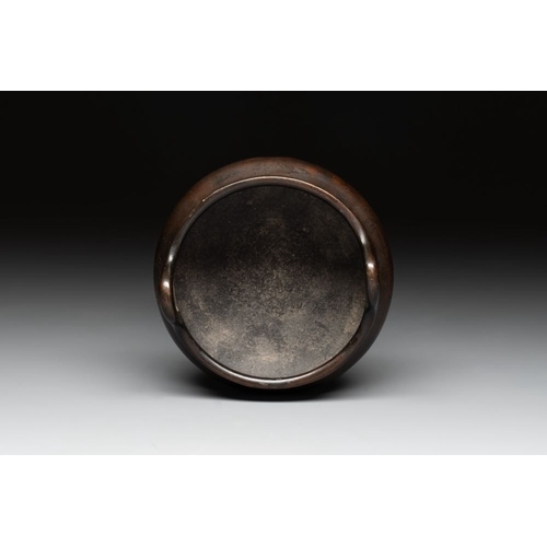 782 - A Chinese bronze tripod censer, Xuande mark, 17/18th C.L.: 12,8 cm - H.: 8 cm
Weight: 697 grams... 