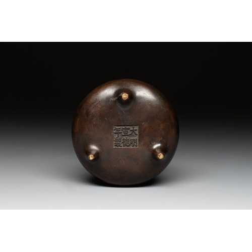 782 - A Chinese bronze tripod censer, Xuande mark, 17/18th C.L.: 12,8 cm - H.: 8 cm
Weight: 697 grams... 