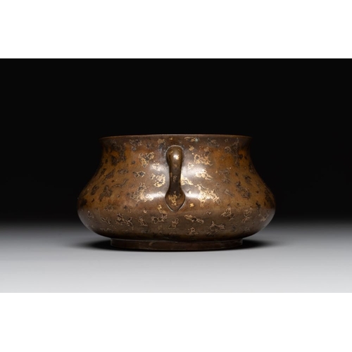 783 - A Chinese gold-splashed bronze censer, Xuande mark, 18/19th C.L.: 12,8 cm - H.: 6 cm
Weight: 365 gra... 