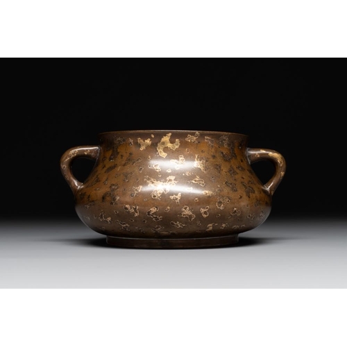 783 - A Chinese gold-splashed bronze censer, Xuande mark, 18/19th C.L.: 12,8 cm - H.: 6 cm
Weight: 365 gra... 