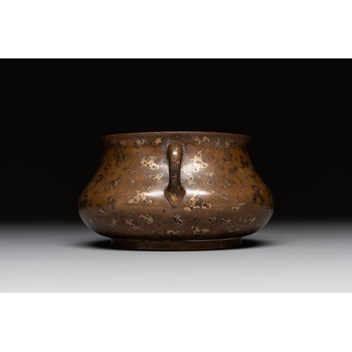 783 - A Chinese gold-splashed bronze censer, Xuande mark, 18/19th C.L.: 12,8 cm - H.: 6 cm
Weight: 365 gra... 