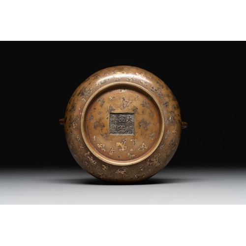 783 - A Chinese gold-splashed bronze censer, Xuande mark, 18/19th C.L.: 12,8 cm - H.: 6 cm
Weight: 365 gra... 