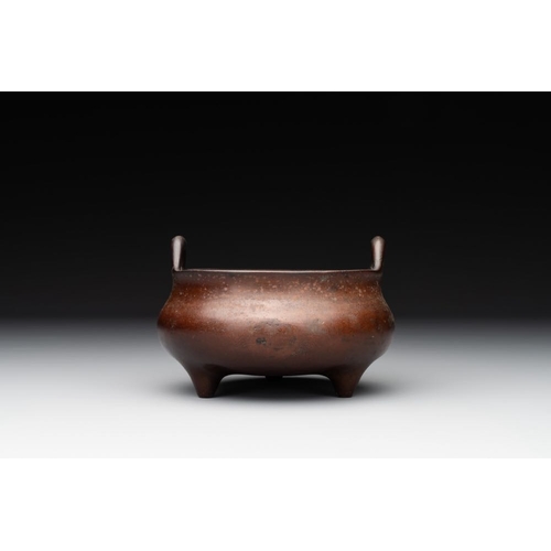 784 - A Chinese bronze tripod censer, Xuande mark, MingL.: 12 cm - H.: 8,3 cm
Weight: 440 grams
... 