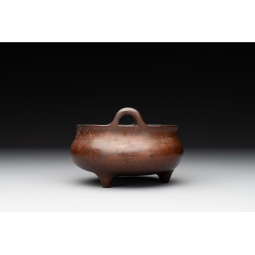 784 - A Chinese bronze tripod censer, Xuande mark, MingL.: 12 cm - H.: 8,3 cm
Weight: 440 grams
... 