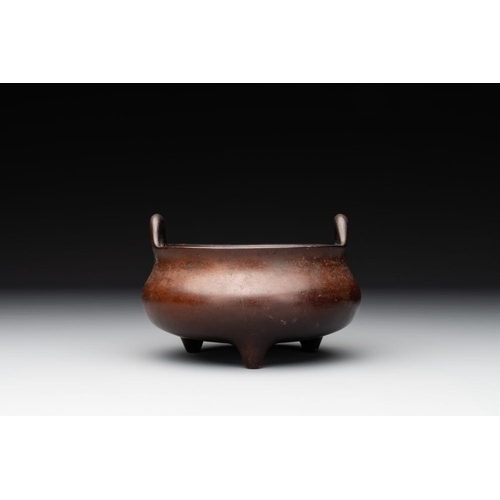 784 - A Chinese bronze tripod censer, Xuande mark, MingL.: 12 cm - H.: 8,3 cm
Weight: 440 grams
... 