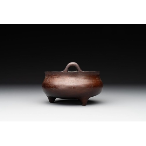 784 - A Chinese bronze tripod censer, Xuande mark, MingL.: 12 cm - H.: 8,3 cm
Weight: 440 grams
... 