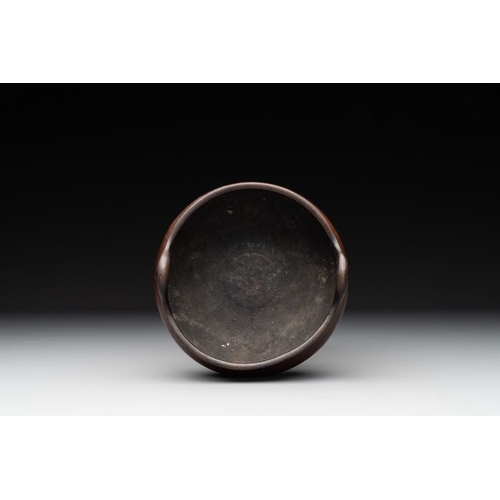 784 - A Chinese bronze tripod censer, Xuande mark, MingL.: 12 cm - H.: 8,3 cm
Weight: 440 grams
... 