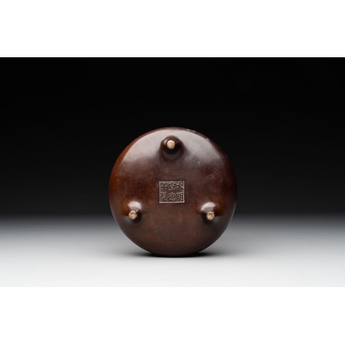 784 - A Chinese bronze tripod censer, Xuande mark, MingL.: 12 cm - H.: 8,3 cm
Weight: 440 grams
... 