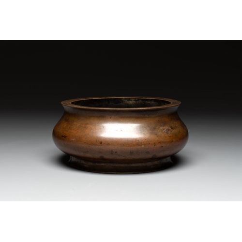 785 - A large Chinese bronze censer, Xuande mark, 17/18th C.L.: 21,5 cm - H.: 9,8 cm
Weight: 3026 grams... 