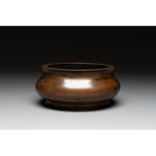 785 - A large Chinese bronze censer, Xuande mark, 17/18th C.L.: 21,5 cm - H.: 9,8 cm
Weight: 3026 grams... 