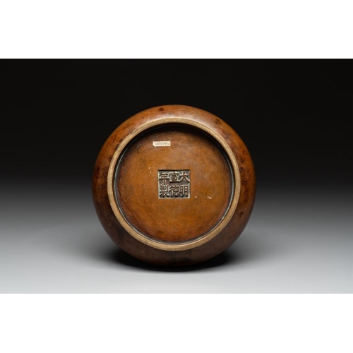 785 - A large Chinese bronze censer, Xuande mark, 17/18th C.L.: 21,5 cm - H.: 9,8 cm
Weight: 3026 grams... 