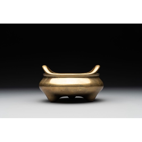 786 - A Chinese bronze tripod censer on a wooden stand, Song Zhu Xuan  mark, 18th C.L.: 15,8 x 12,6 cm (in... 