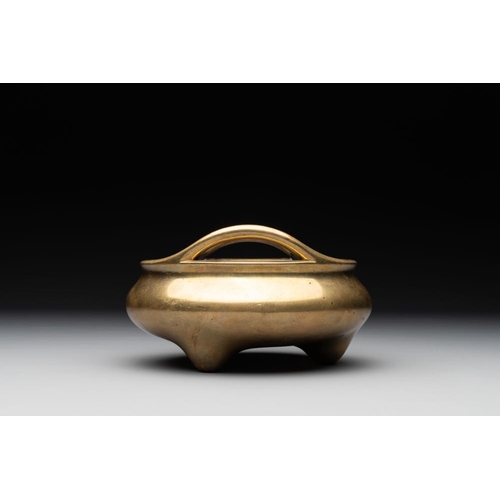 786 - A Chinese bronze tripod censer on a wooden stand, Song Zhu Xuan  mark, 18th C.L.: 15,8 x 12,6 cm (in... 