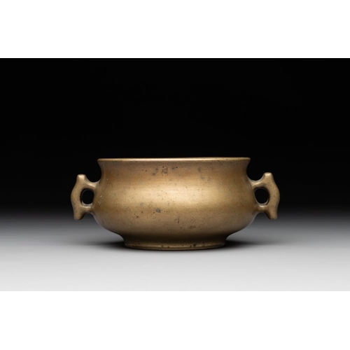 787 - A Chinese bronze censer with 'ji æ' handles, Xuande mark, 18th C.L.: 16 cm - H.: 6,8 cm
Weight: 66... 