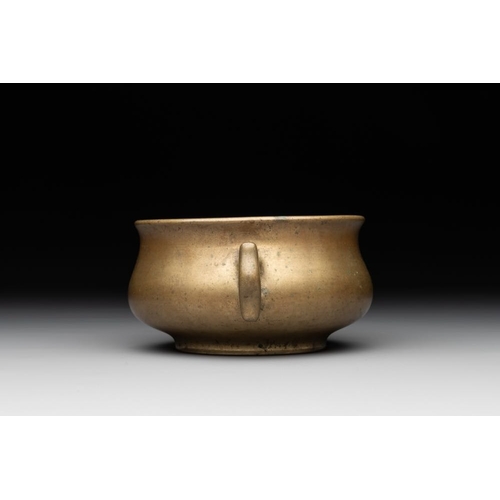 787 - A Chinese bronze censer with 'ji æ' handles, Xuande mark, 18th C.L.: 16 cm - H.: 6,8 cm
Weight: 66... 