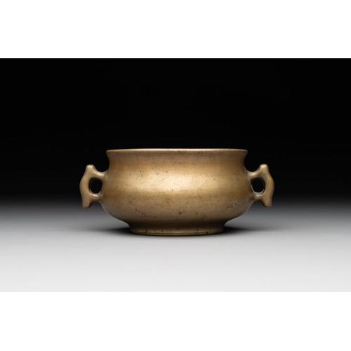 787 - A Chinese bronze censer with 'ji æ' handles, Xuande mark, 18th C.L.: 16 cm - H.: 6,8 cm
Weight: 66... 