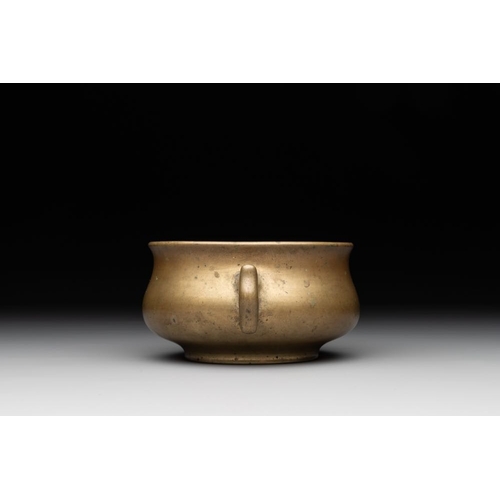 787 - A Chinese bronze censer with 'ji æ' handles, Xuande mark, 18th C.L.: 16 cm - H.: 6,8 cm
Weight: 66... 