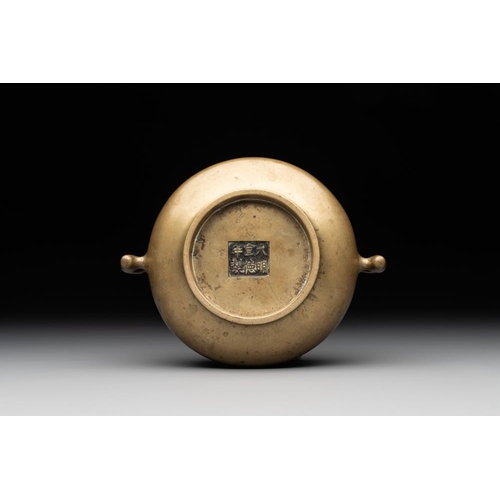 787 - A Chinese bronze censer with 'ji æ' handles, Xuande mark, 18th C.L.: 16 cm - H.: 6,8 cm
Weight: 66... 