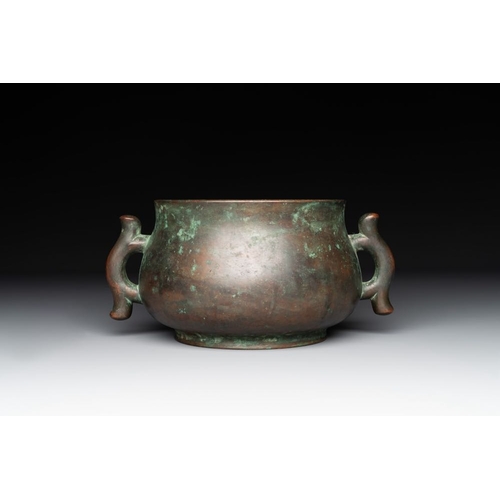 788 - A Chinese bronze censer with 'ji æ' handles, Zhi Xuan  mark, 17/18th C.L.: 22,5 cm - H.: 11 cm
Wei... 