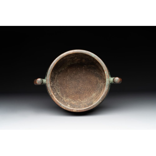 788 - A Chinese bronze censer with 'ji æ' handles, Zhi Xuan  mark, 17/18th C.L.: 22,5 cm - H.: 11 cm
Wei... 