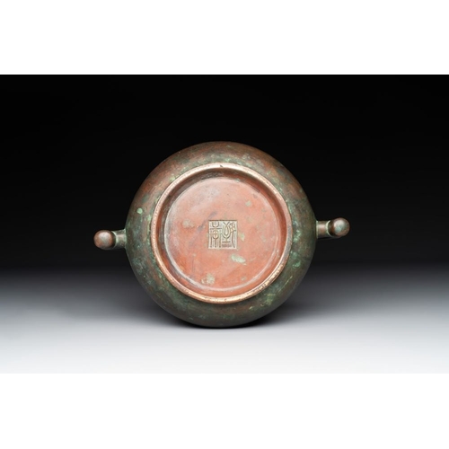 788 - A Chinese bronze censer with 'ji æ' handles, Zhi Xuan  mark, 17/18th C.L.: 22,5 cm - H.: 11 cm
Wei... 