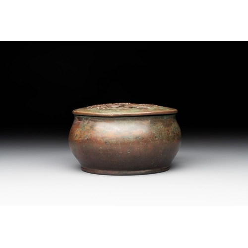 789 - A rare Chinese bronze 'sage in a mountainous landscape' handwarmer, 17/18th C.Dia.:11,5 cm - H.: 7 c... 