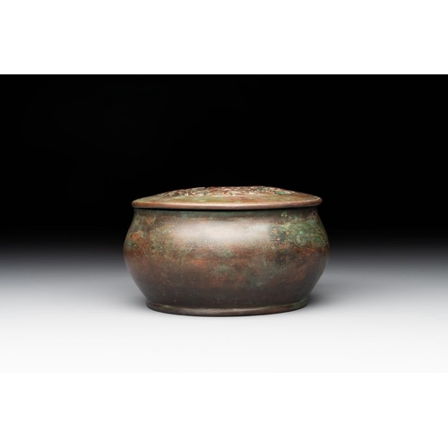 789 - A rare Chinese bronze 'sage in a mountainous landscape' handwarmer, 17/18th C.Dia.:11,5 cm - H.: 7 c... 