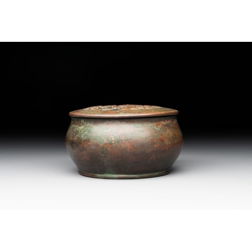 789 - A rare Chinese bronze 'sage in a mountainous landscape' handwarmer, 17/18th C.Dia.:11,5 cm - H.: 7 c... 