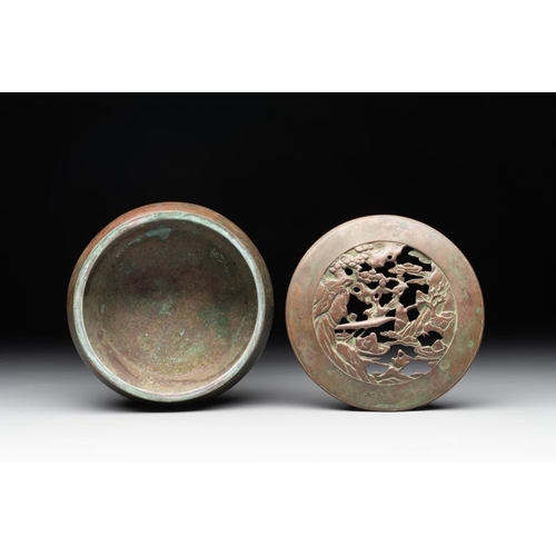 789 - A rare Chinese bronze 'sage in a mountainous landscape' handwarmer, 17/18th C.Dia.:11,5 cm - H.: 7 c... 