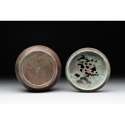 789 - A rare Chinese bronze 'sage in a mountainous landscape' handwarmer, 17/18th C.Dia.:11,5 cm - H.: 7 c... 