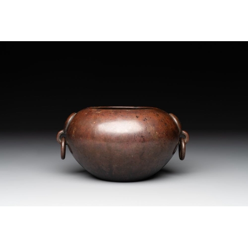 791 - A Chinese bronze water pot with 'Taotie' handles, Xuande mark, 17/18th C.L.: 18 cm - H.: 9,5 cm
Weig... 