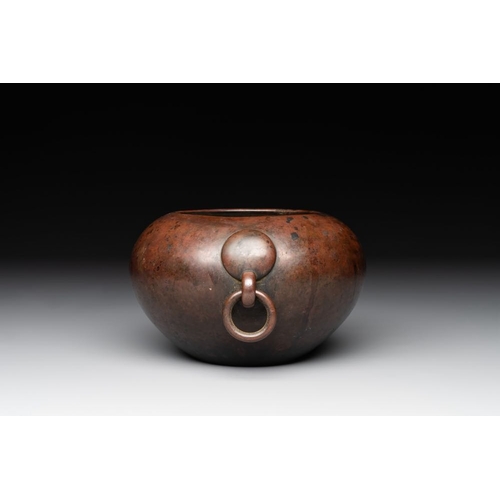 791 - A Chinese bronze water pot with 'Taotie' handles, Xuande mark, 17/18th C.L.: 18 cm - H.: 9,5 cm
Weig... 