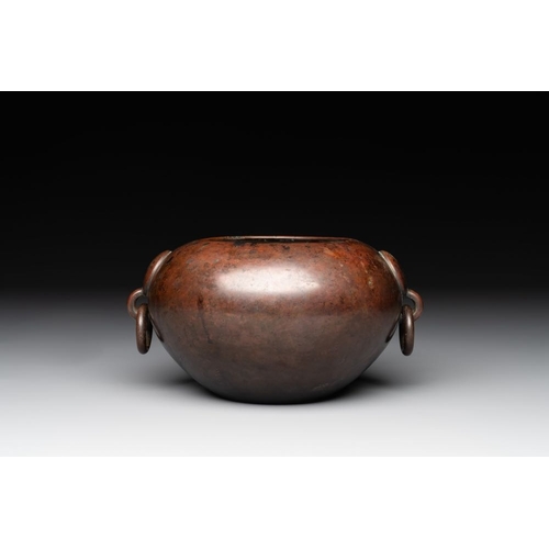 791 - A Chinese bronze water pot with 'Taotie' handles, Xuande mark, 17/18th C.L.: 18 cm - H.: 9,5 cm
Weig... 