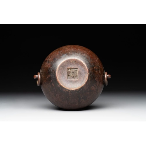 791 - A Chinese bronze water pot with 'Taotie' handles, Xuande mark, 17/18th C.L.: 18 cm - H.: 9,5 cm
Weig... 